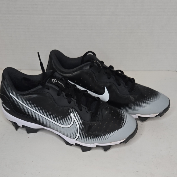 Nike Black and Gray Athletic Cleats - Picture 1 of 7